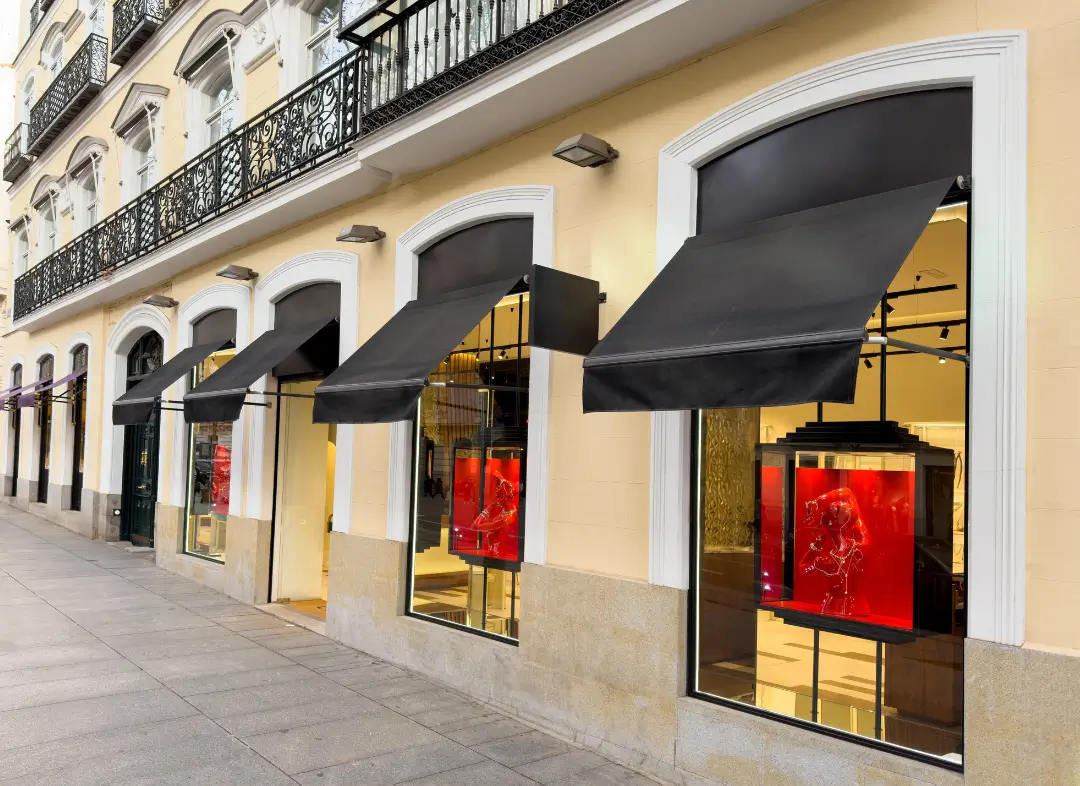 Façade vitrine de magasin en aluminium sur mesure à Clisson
